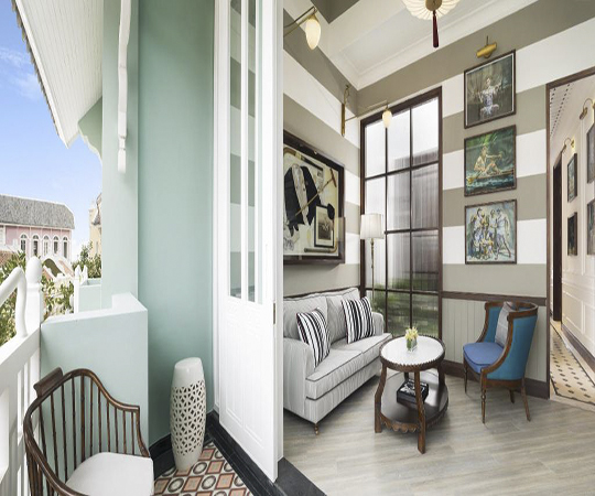 Phòng Suite có giường cỡ King với ban công